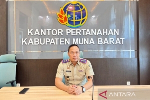 BPN Muna Barat serahkan 100 sertifikat tanah PTSL 2025 ke warga Waumere