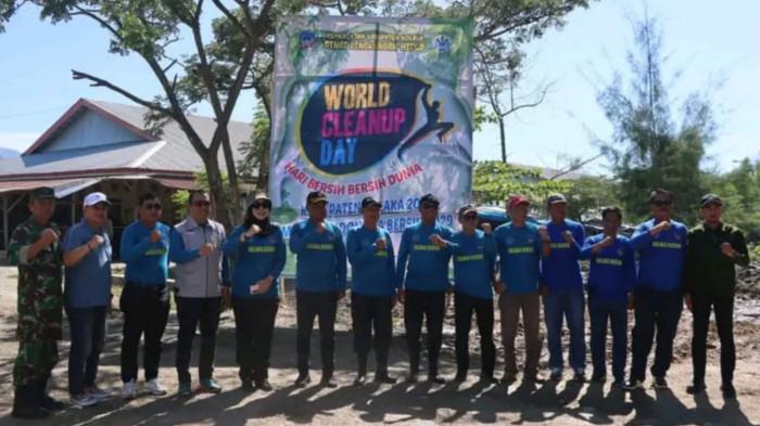 WCD DI KOLAKA - Foto bersama Pemda Kolaka saat World Cleanup Day di Lamokato Kolaka Sulawesi Tenggara (Sultra), Kamis (18/9/2025).