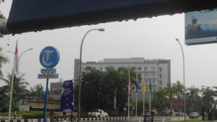 HUJAN DI KENDARI - Hujan mengguyur Kota Kendari Provinsi Sulawesi Tenggara (Sultra), Jumat (10/102025) pagi. BMKG memprediksi hujan ringan terjadi di sebagian wilayah Provinsi Sultra hingga mengeluarkan peringatan dini cuaca potensi hujan sedang sampai lebat disertai petir terjadi hari ini.