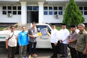 PT ANTAM serahkan mobil pick up dukung pengelolaan sampah di Kolaka